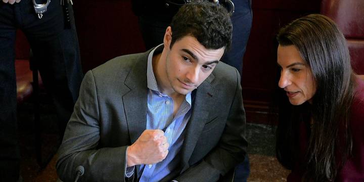 Luigi Mangione Pumps Fist in Court in Photo That’s Getting Attention | Luigi Mangione 