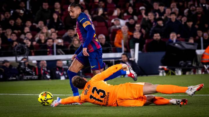 Barcelona acaba con Atlético, pese a penal fallado de Lewandowski, y sigue líder en LaLiga