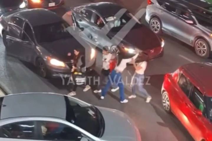 Video: Captan pelea entre dos mujeres en medio del caos vial