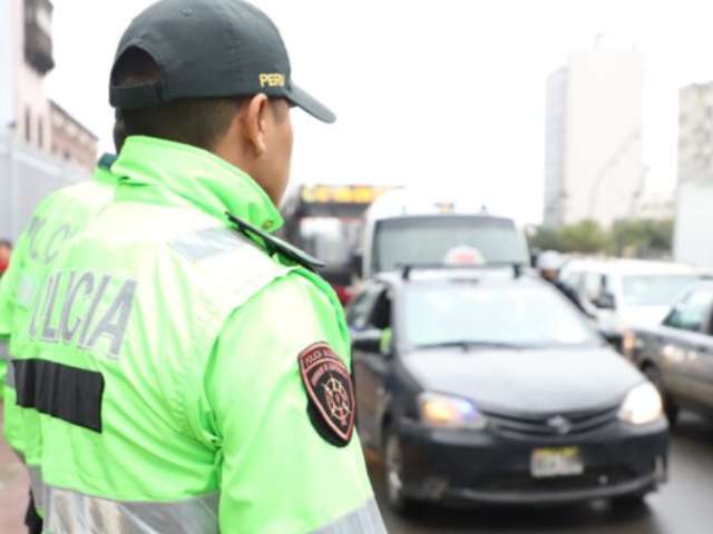 Miraflores: taxista atropella a trabajadora de limpieza e intenta darse a la fuga