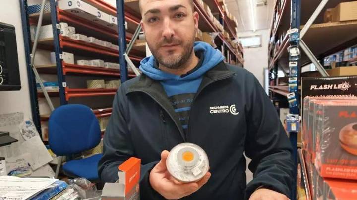 BALIZAS V16 | El encargado de una tienda de recambios, Nabil Kasasni: "Las balizas V16 de calidad sí deben conectarse a la aplicación de la DGT, desconfiad de las baratas"