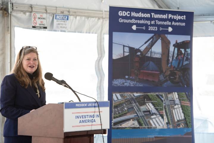 N.Y. governor announces her pick for executive director of the Port Authority