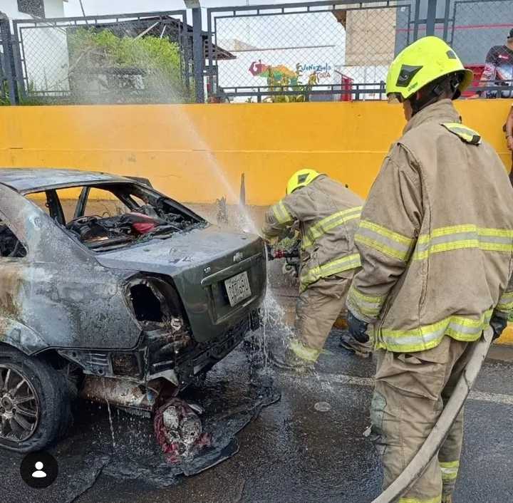 Conductor salió ileso tras incendio de vehículo en Puerto Ordaz