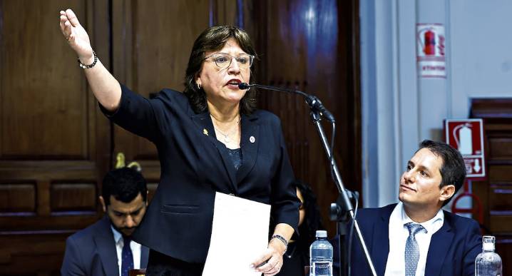 Delia Espinoza presentará una acción de amparo tras ser inhabilitada por el Congreso