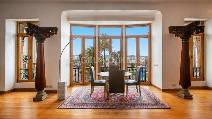 El espectacular palacete que se esconde en un piso a la venta de Gijón, junto al Puerto Deportivo: más de 200 metros cuadrados de lujo a un precio no apto para todos