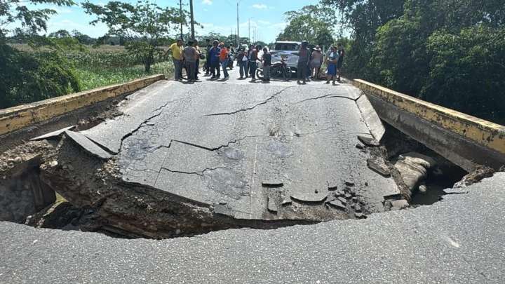 Colapsó un puente en Meta: se dividió en dos y un vehículo quedó atrapado