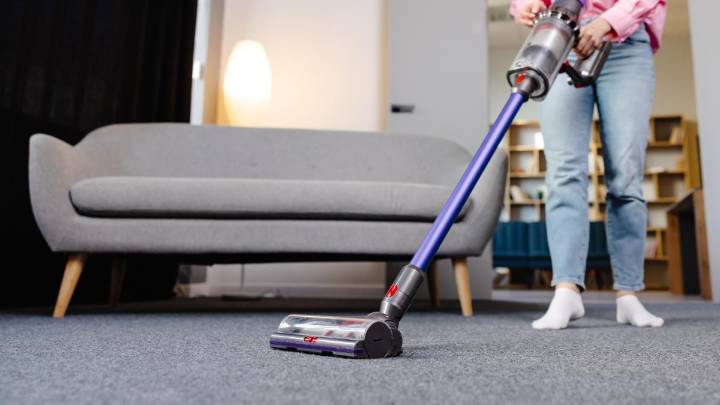 No es la Dyson V16: así es la aspiradora sin cable igual de efectiva, ligera y de gran succión que tiene un 51% de descuento en Amazon