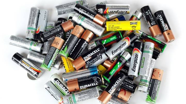 No tires esas pilas viejas: mirá cómo podés reciclarlas y hacer una decoración navideña sustentable