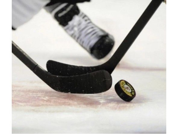 Harry Lyons coaches Y's hockey team in 1925