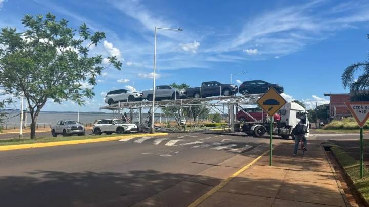 Posadas: un camión que trasladaba autos 0 km quedó atascado en una rotonda de la Costanera