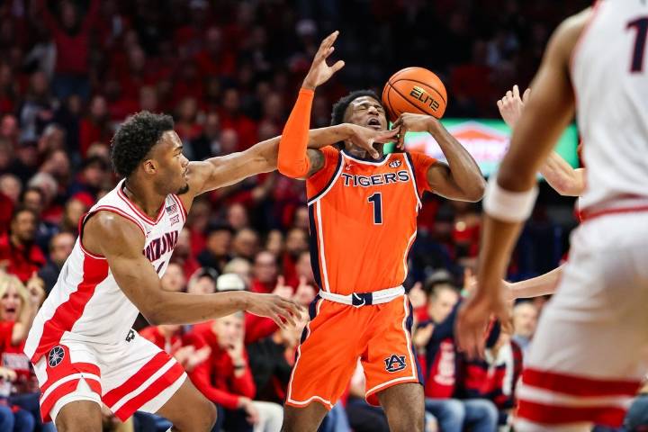 Deadspin | No. 2 Arizona's red-hot shooting dooms No. 20 Auburn
