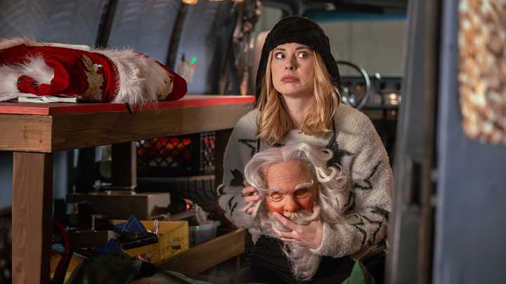 My Secret Santa Movie Review: Netflix’s Christmas Comedy Tries to Channel Mrs. Doubtfire