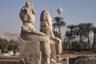 Egipto revela estatuas colosales restauradas de un faraón en Luxor