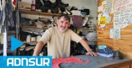 Rubén, el zapatero que fabrica botas y alpargatas en Caleta Olivia