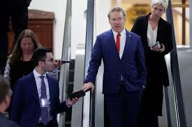 Republicano de alto rango lanza duro ataque contra Pete Hegseth por los bombardeos a lanchas donde han muerto casi cien pesonas