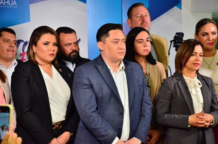 Diputados del PAN protestan en el pleno del Congreso del Estado