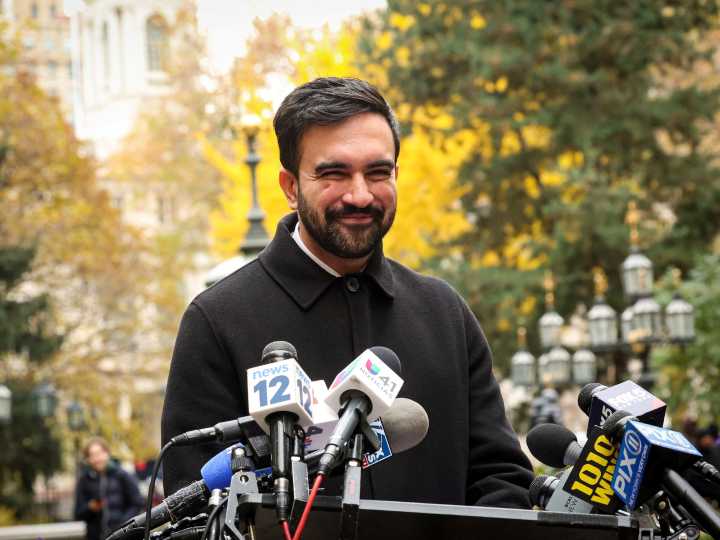 Mamdani, Louvre y más: las palabras que los estadounidenses pronunciaron mal una y otra vez en 2025