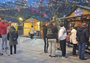 Comercio local y artesanos inauguran el mercado de la plaza del Ensanche