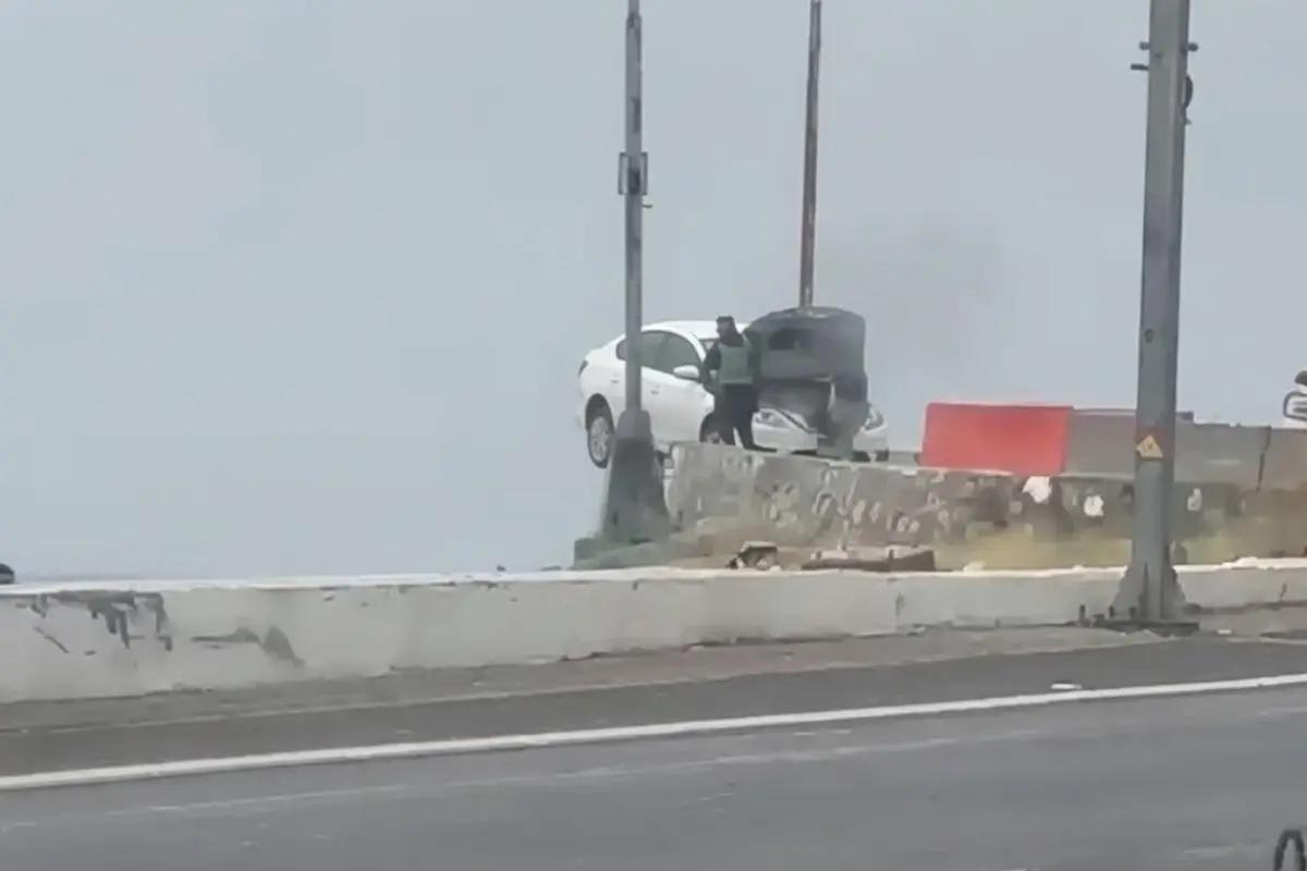 Auto queda al borde del barranco en el mirador de Costa Azul, en San ...
