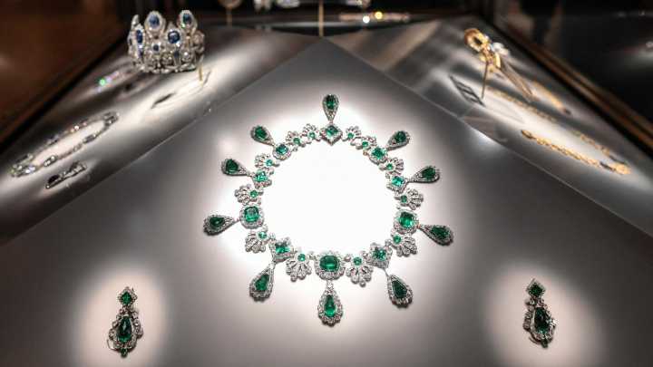 La presidenta del Louvre dice que le garantizaron la seguridad de las joyas robadas