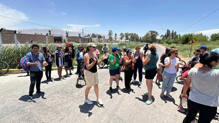 Tras un mes sin agua, vecinos de Albardón cortaron la calle en protesta