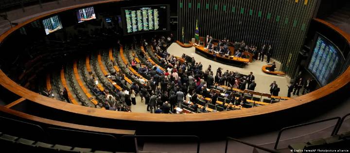 Fuertes incidentes en el Congreso brasileño durante debate sobre reducción de pena a Jair Bolsonaro