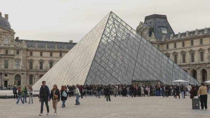 Empleados del Louvre irán a la huelga a partir del día 15 por el deterioro del museo