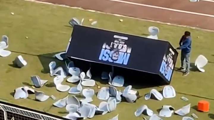 Locura con Messi en la India: tiran asientos y vallas tras pagar 115 euros por verle sólo 20 minutos
