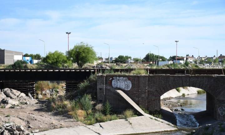 Internan a una nena que cayó al Canal Maldonado desde un puente ferroviario