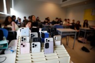 "Les genera una ansiedad tremenda". Qué dijo el director del colegio donde 300 familias acordaron prohibir el uso del celular a los chicos hasta los 13 años