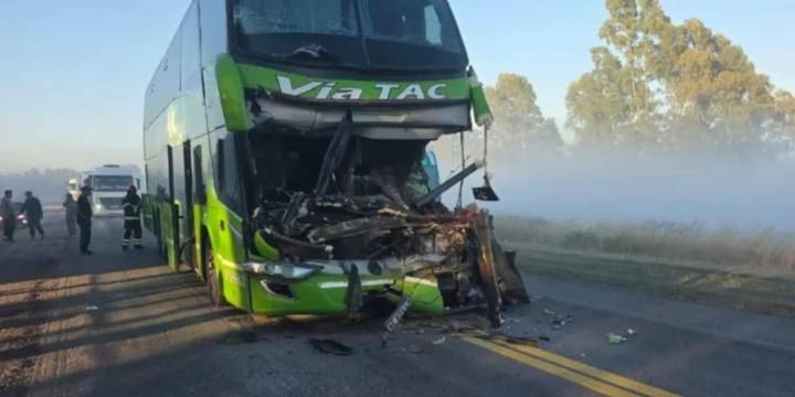 Tragedia en la Ruta 22: murió el chofer de un colectivo tras chocar contra un camión