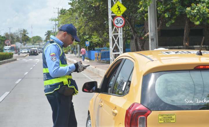 Cógele la placa y denuncia abusos en las tarifas de taxi a través de la asistente virtual Catalina