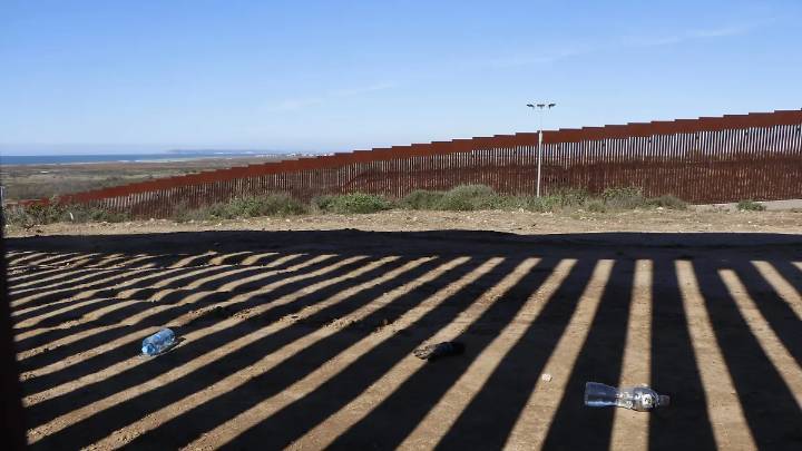 Mujer que cayó de muro fronterizo perdió la vida, una más resultó lesionada
