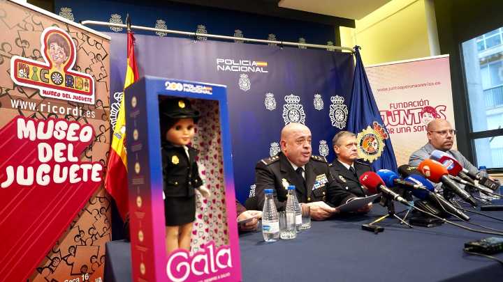 Gala, la primera muñeca solidaria de la Policía Nacional que representa su "honradez" y "seriedad"