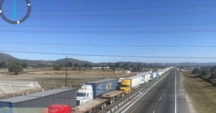 Bloqueo en la Puebla-Orizaba suma 20 horas; desata confrontación entre Quecholac y Segob