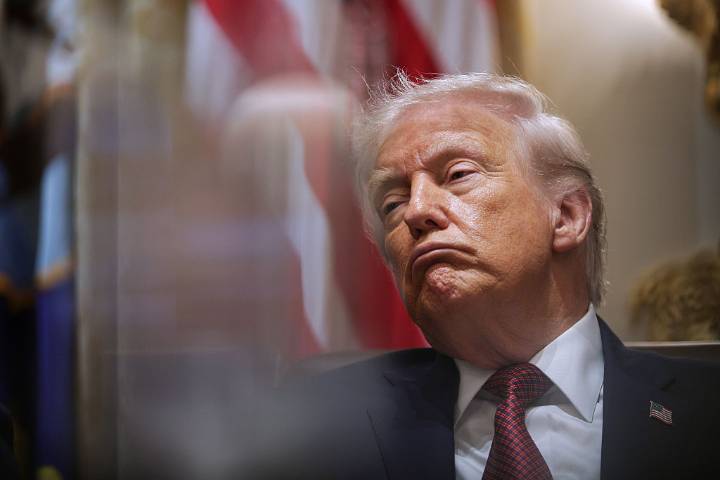 ‘Both Hands NOW?’ Trump’s Appearance Blows Up as His Right Hand Balloons to Cankle Size — But Chaos Erupts After Fans Spot a Newly Bruised Left Hand