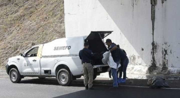 Abandonan tres cuerpos desmembrados en la Autopista del Sol