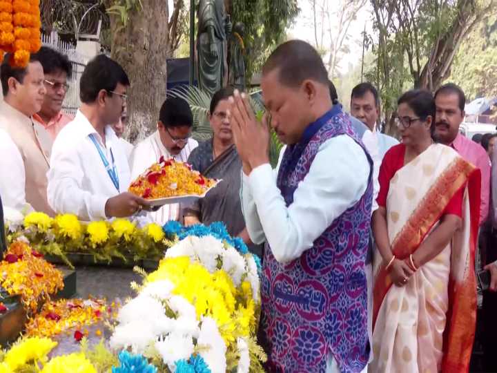CM Mohan Charan Majhi pays floral tribute to Rama Devi Choudhury