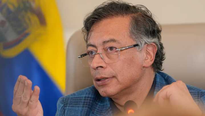 Petro critica a los “megarricos” por propuestas contrapuestas sobre salud y salario mínimo