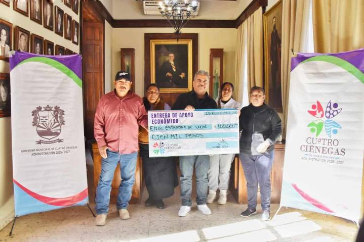 Víctor Leija entrega cheque a familias de Cuatro Ciénegas: 100 mil pesos para empleo temporal