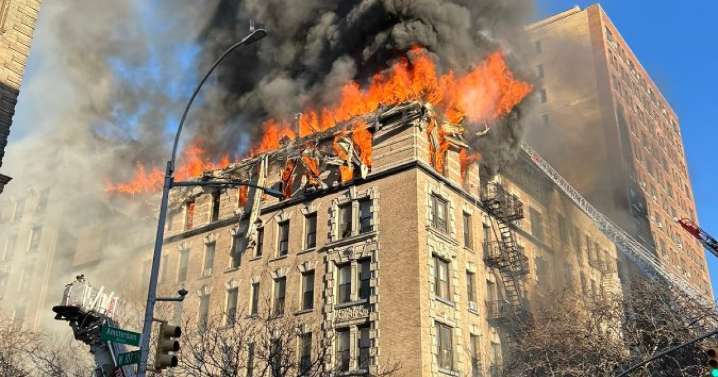 Un enorme incendio provoca el derrumbe de parte del techo de un edificio en el centro de Nueva York
