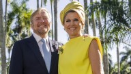 La reina Máxima deslumbra en Surinam: del look de gala escotado al vestido corto amarillo