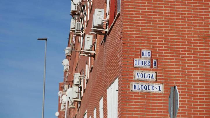 Los materiales no llegan a tiempo y la fachada en riesgo de colapso del edificio de Aldea Moret (Cáceres) pasará la noche sin apuntalar