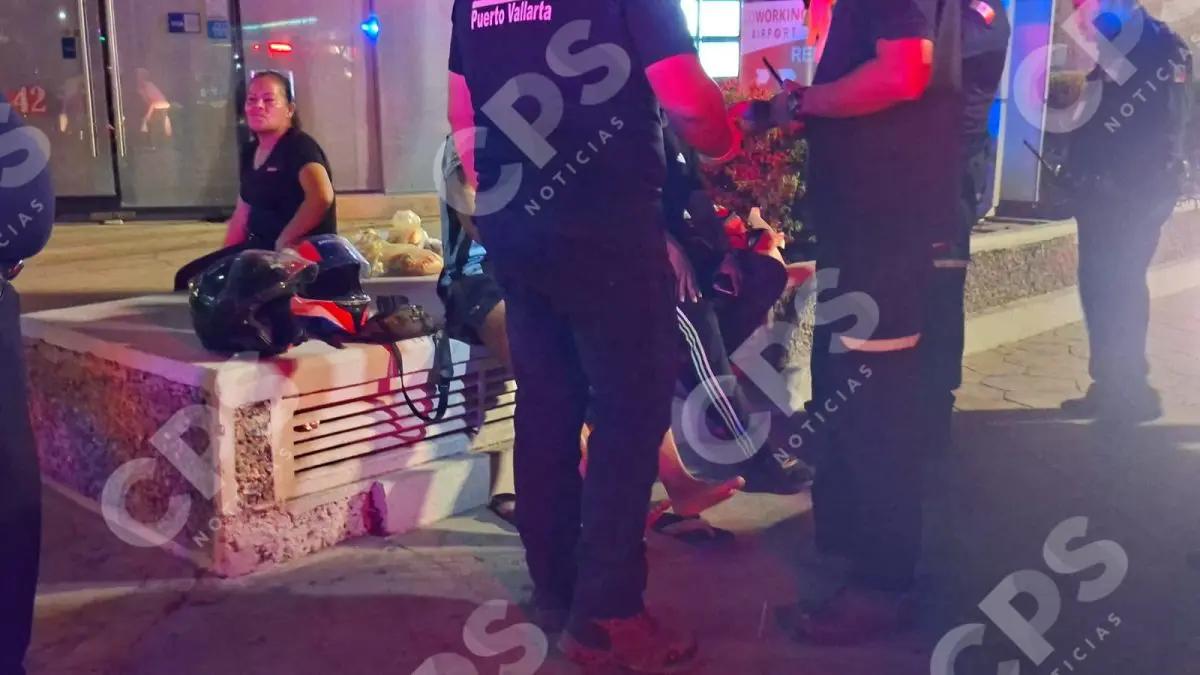 Dos jóvenes colombianos derrapan en motocicleta cerca del aeropuerto de Puerto Vallarta