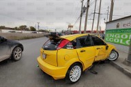 Invaden su carril y choca contra banqueta en el Norzagaray