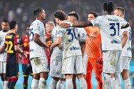 Inter se impone al Genoa de Johan Vásquez en un duelo marcado por la violencia de ultras