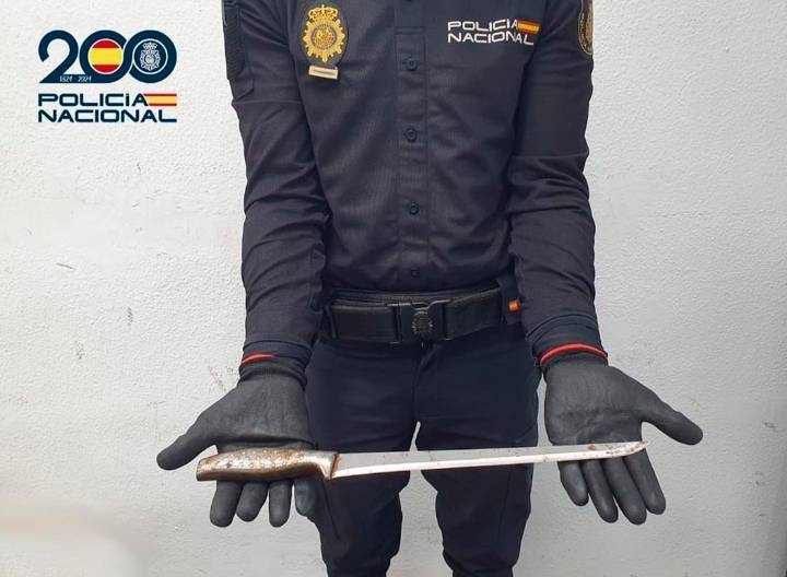Detenido por amenazar en plena calle a unos niños con un cuchillo de grandes dimensiones