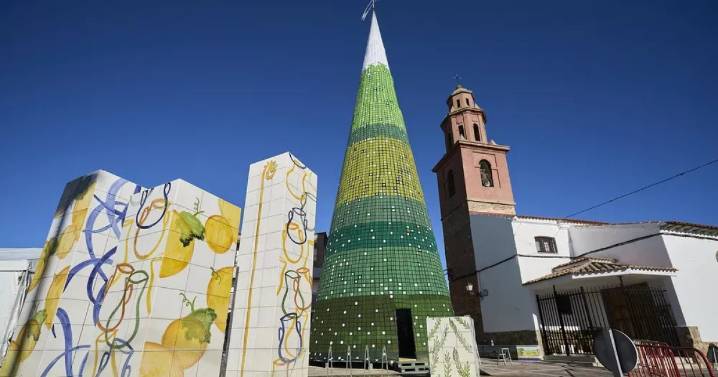 El árbol de Navidad más alto del mundo está en un pueblo de Toledo… y es de ganchillo