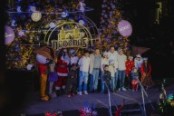 Galería.- Encabeza Bonilla encendido del árbol en plaza de armas