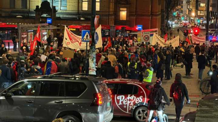 Activistas por La Paz protestan en las calles de Oslo contra Premio Nobel a MCM